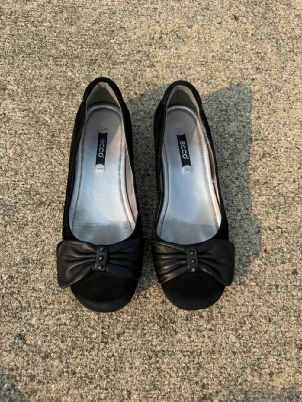Women’s black ballet flats